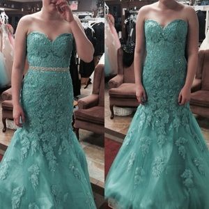 Prom Dress (Belt included)